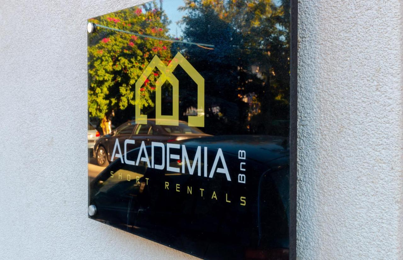 Academia Apartments By The Park Aten Exteriör bild